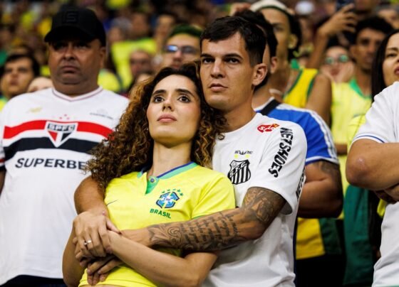 Imagem colorida de torcedores na arquibancada
