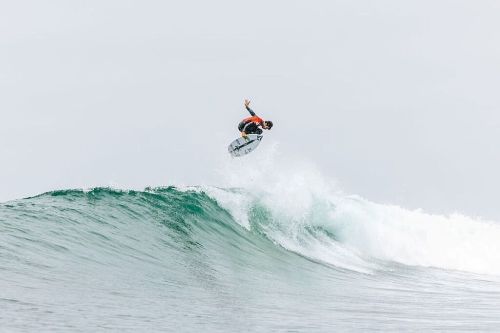Imagem colorida de surfista praticando manobra de surfe - Metrópoles
