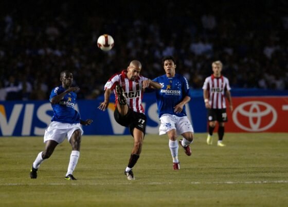 Imagem colorida do confronto entre Cruzeiro x Estudiantes, pela Libertadores de 2011