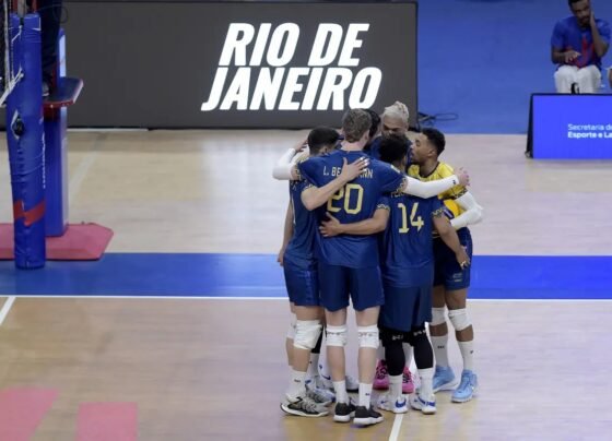 Imagem colorida do time brasileiro de volei masculino