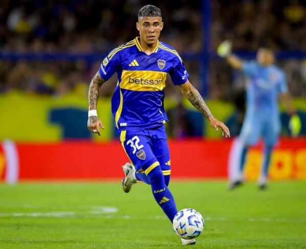 Foto colorida de Ayrton Costa, zagueiro do Boca Juniors - Metrópoles