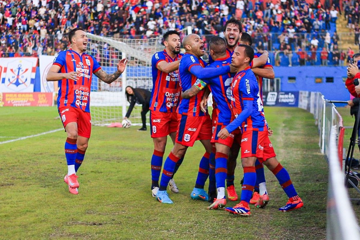 Jogadores do Marcílio Dias comemoram gol do Milani na Série D