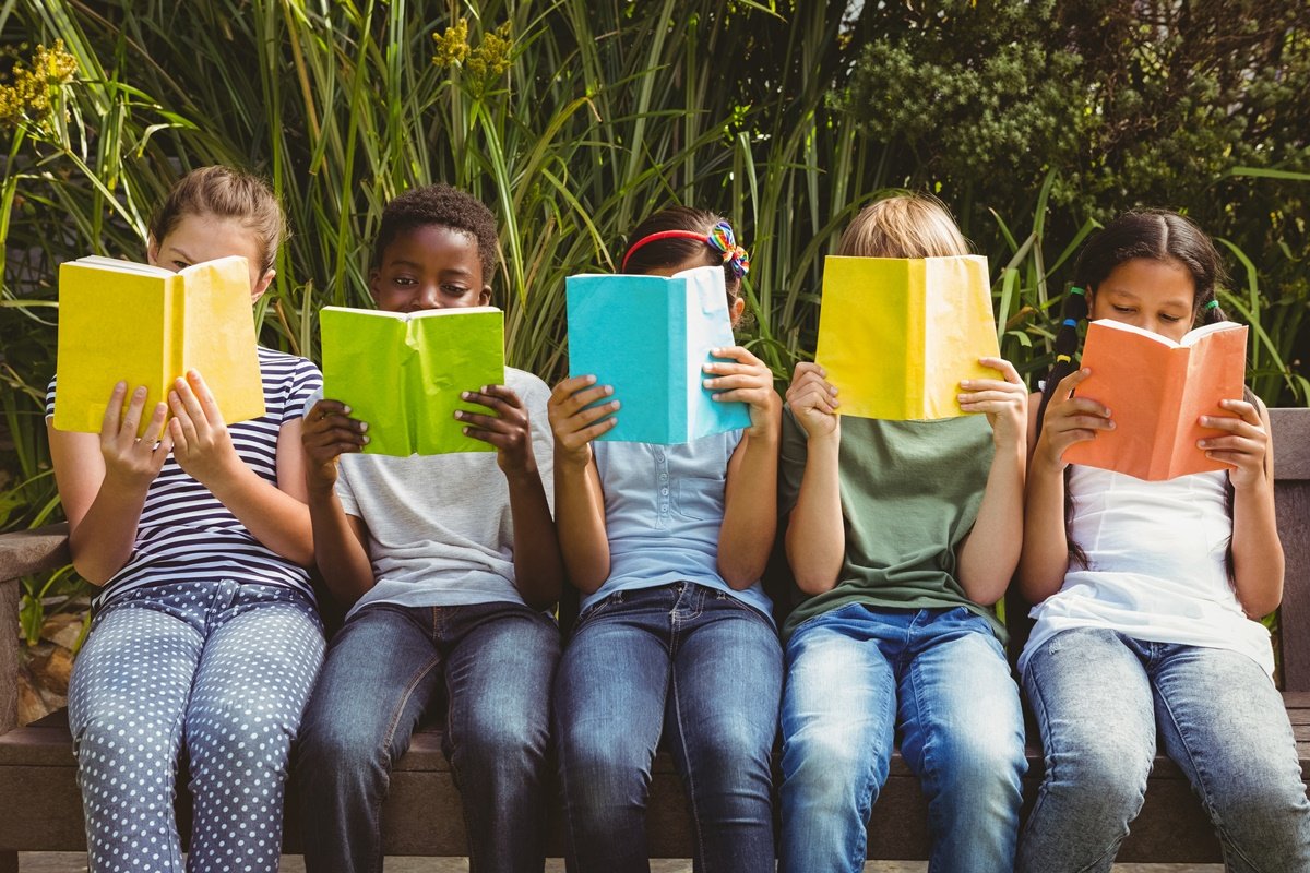 Crianças lendo livros