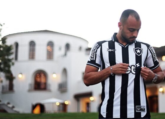 Foto colorida de Arhur Cabral, atacante do Botafogo - Metrópoles