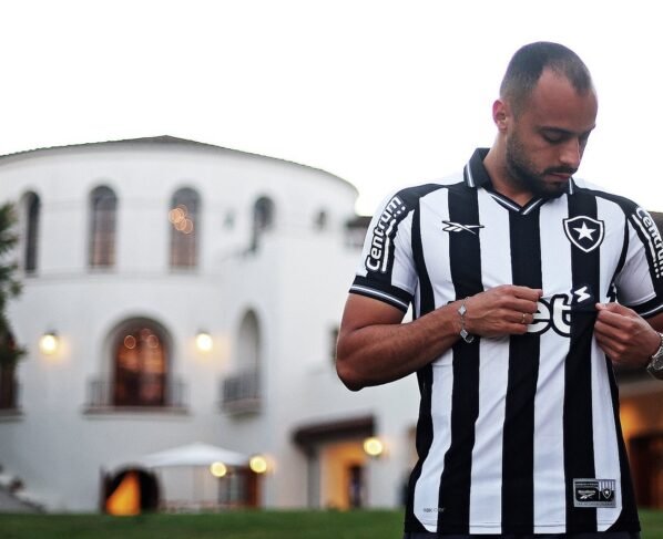 Foto colorida de Arhur Cabral, atacante do Botafogo - Metrópoles