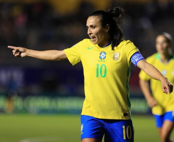 Foto colorida de Marta, camisa 10 da Seleção Brasileira feminina - Metrópoles