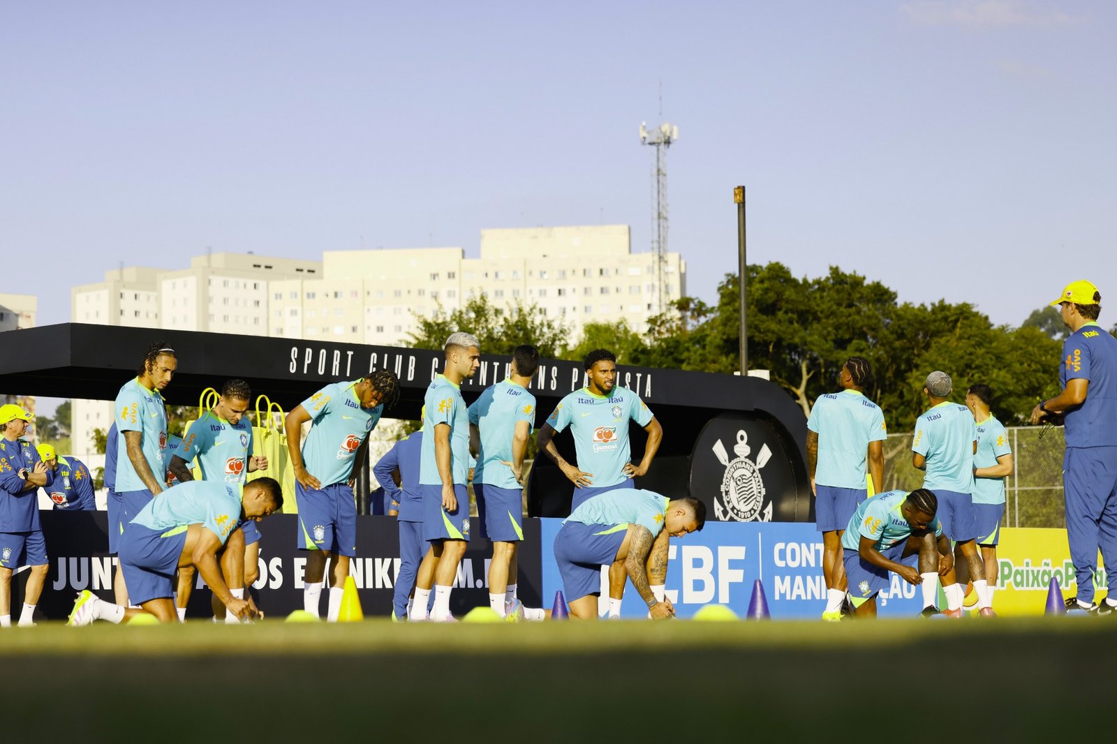 Elenco da Seleção Brasileira durante treino no CT do Corinthians - Metrópoles