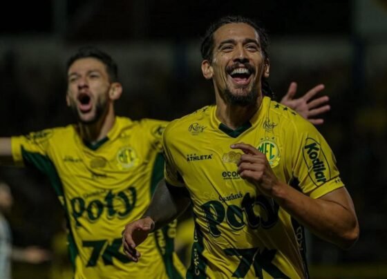 Foto colorida de Chico da Costa comemorando gol do Mirassol - Metrópoles