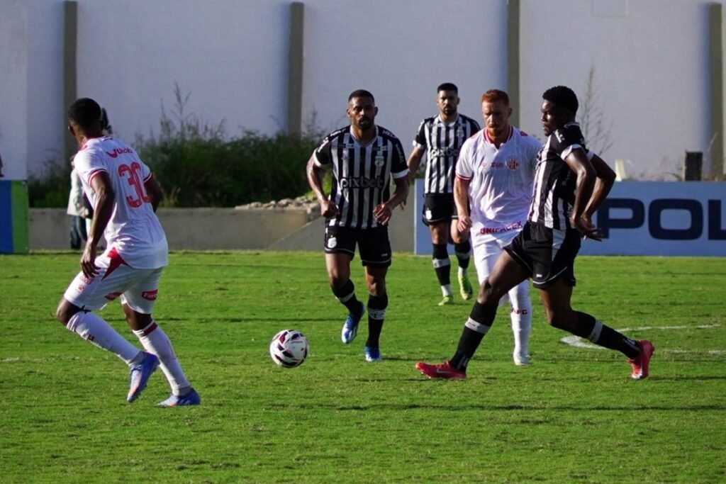 Jogadores de Treze e América de Natal disputam a bola na Série D