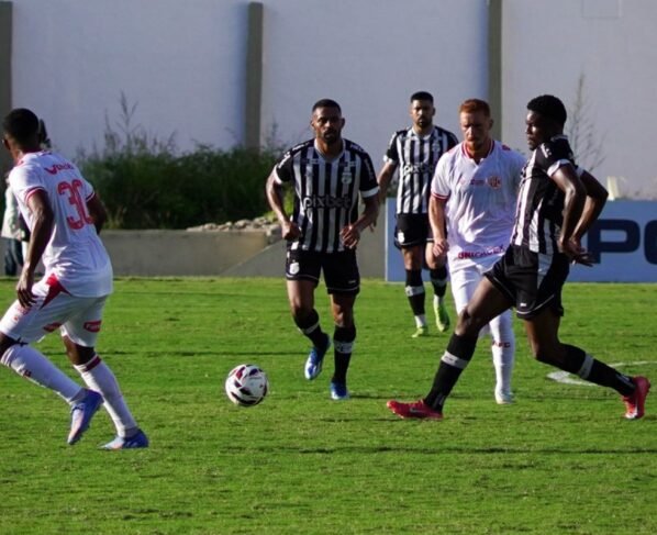 Jogadores de Treze e América de Natal disputam a bola na Série D