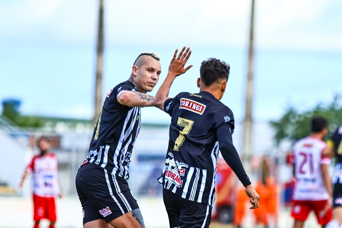 Marcelo Toscano e Keliton se cumprimentam em vitória do Asa de Arapiraca-AL contra o Juazeirense-BA no Brasileirão Série D Will Bank