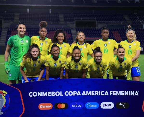 Foto colorida do jogo entre Colômbia e Brasil pela Copa América Feminina - Metrópoles