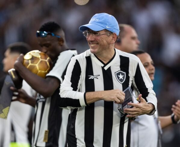 Foto colorida de John Textor comemorando título do Botafogo - Metrópoles