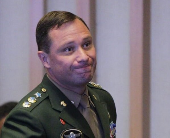 Mauro Cid Moraes Mauro Cid aperta os lábios durante CPI da CLDF. Militar está fardado