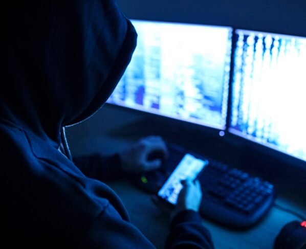 Imagem de hacker em ação - Metrópoles