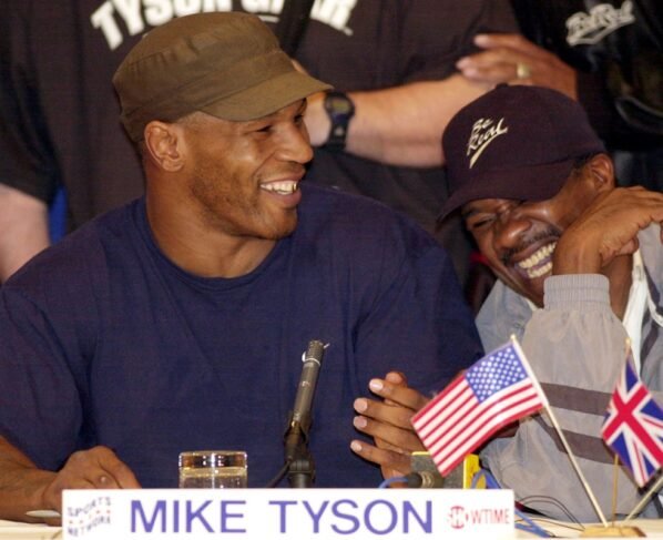 Foto colorida de Tommy Brooks e Mike Tyson - Metrópoles