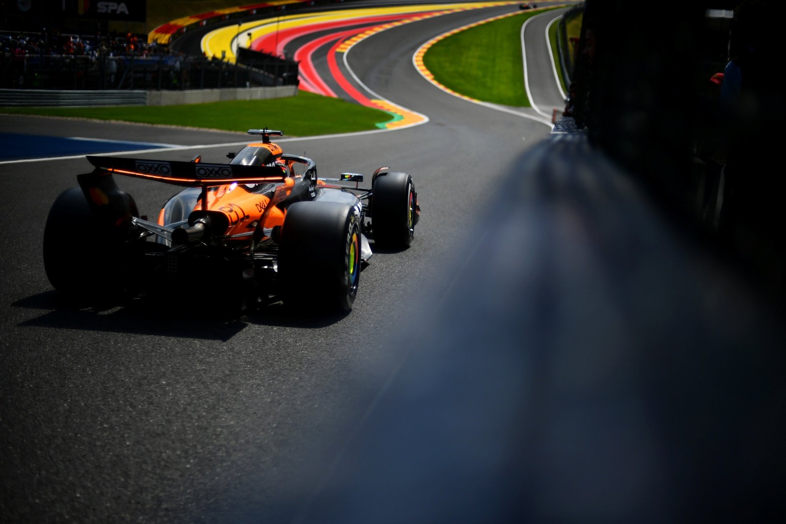 Foto colorida de Oscar Piastri, durante o GP da Bélgica de Fórmula 1 - Metrópoles