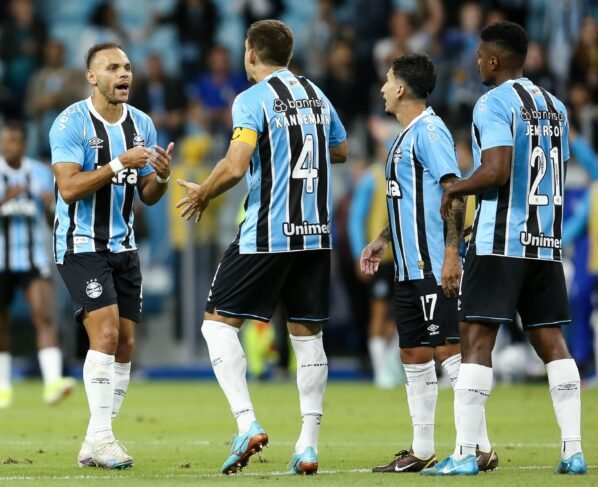 Foto colorida do elenco do Grêmio - Metrópoles