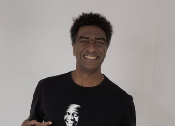 Homem preto (Helio de la Pena) com blusa preta - Metrópoles