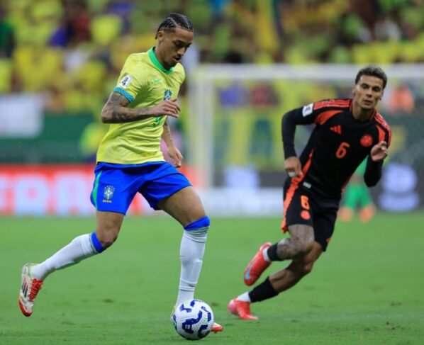 Foto colorida de João Pedro na seleção brasileira - Metrópoles