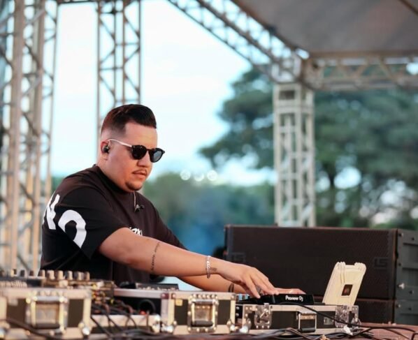 Foto colorida do DJ Nilo Zika - Metrópoles