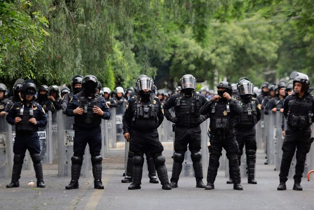 Imagem colorida de policiais mexicanos