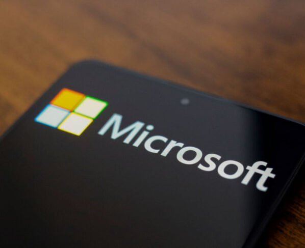 Imagem colorida de celular com logo da Microsoft - Metrópoles