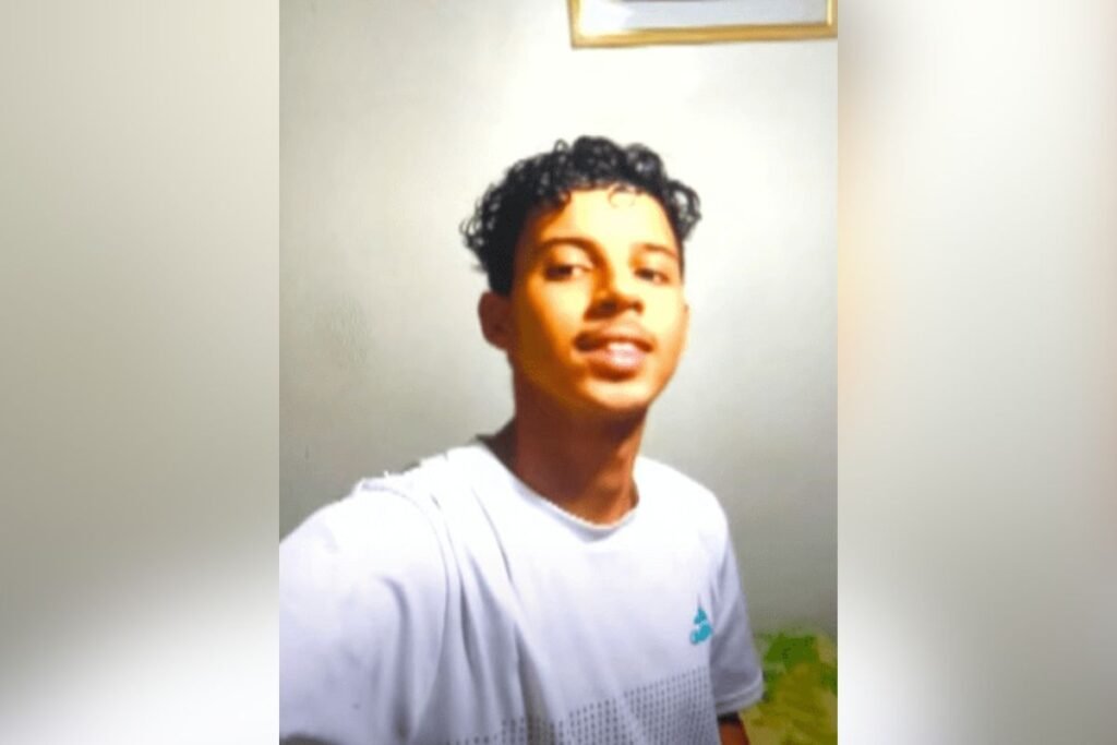 Imagem colorida mostra o jovem Lucas da Silva Santos, de 19 anos, internado após comer bolinho de mandioca envenenado - Metrópoles