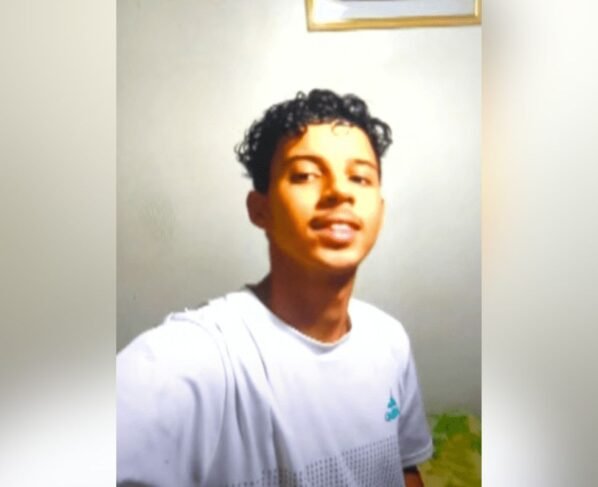 Imagem colorida mostra o jovem Lucas da Silva Santos, de 19 anos, internado após comer bolinho de mandioca envenenado - Metrópoles