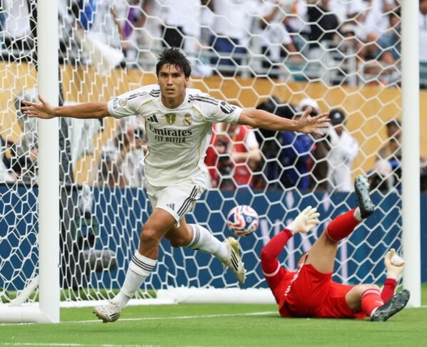 Imagem colorida do jogo entre Real Madrid