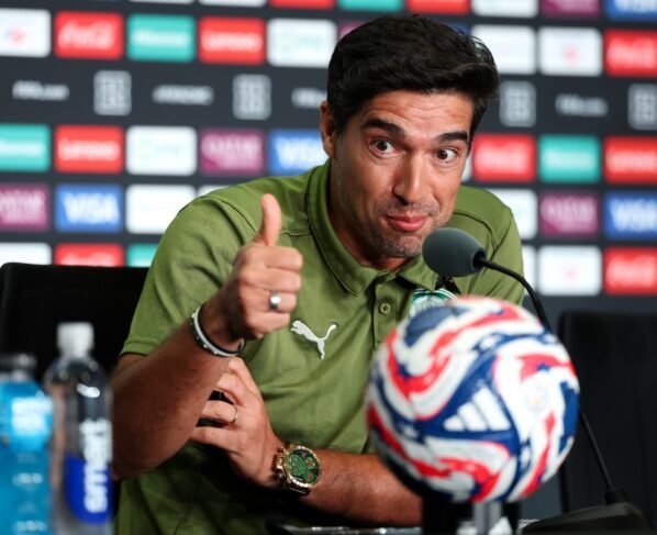 Foto colorida de Abel Ferreira, técnico do Palmeiras, durante entrevista coletiva - Metrópoles