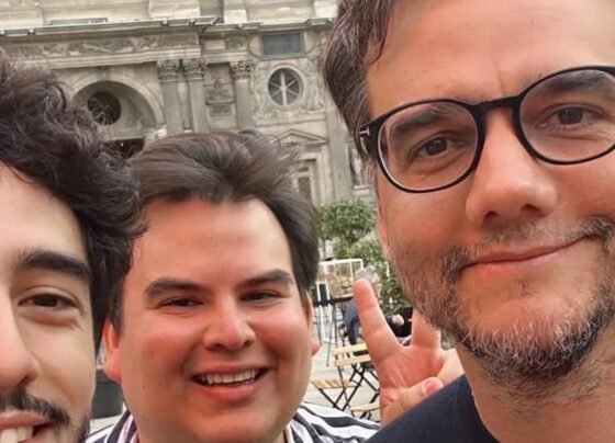 Wagner Moura apresenta O Agente Secreto no Museu do Louvre, em Paris