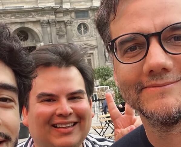 Wagner Moura apresenta O Agente Secreto no Museu do Louvre, em Paris