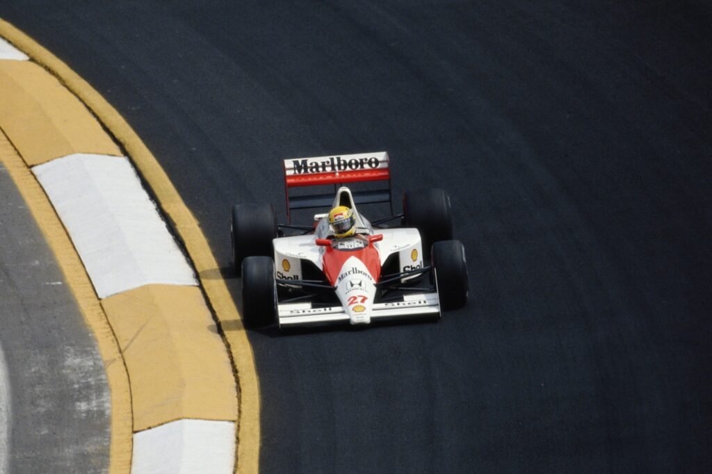 Foto colorida de Ayrton Senna a bordo da McLaren MP4/5B em 1990 - Metrópoles