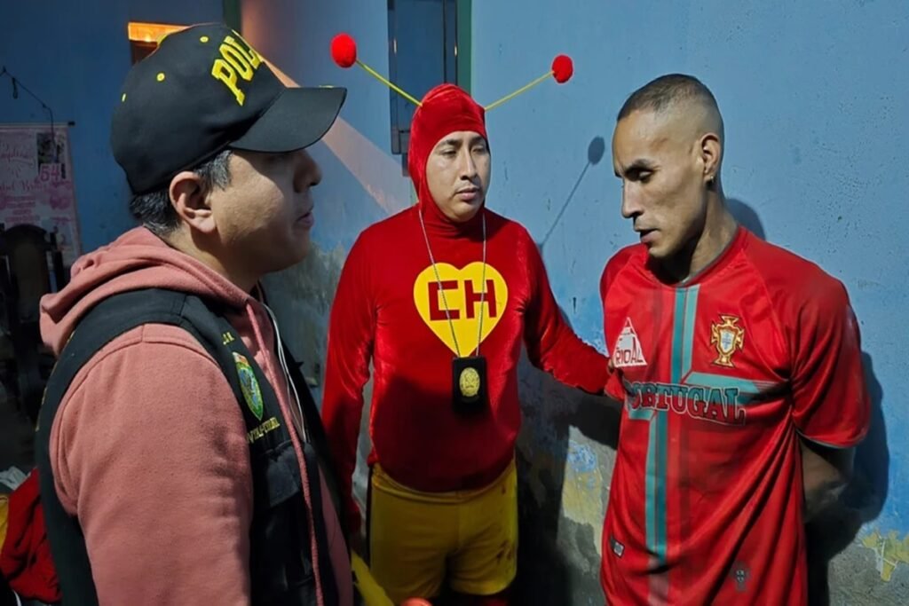 Imagem colorida de policial vestido de Chapolin no Peru - Metrópoles