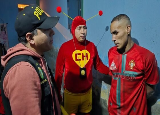 Imagem colorida de policial vestido de Chapolin no Peru - Metrópoles