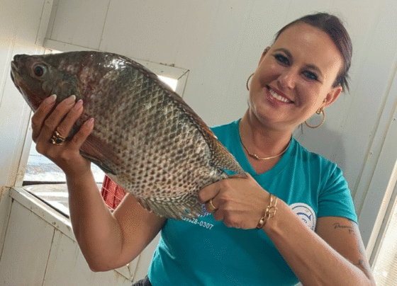 Uma mulher com um peixe nas mãos