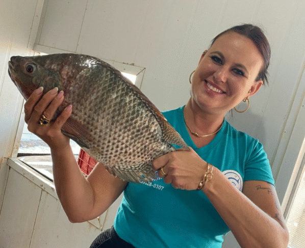 Uma mulher com um peixe nas mãos