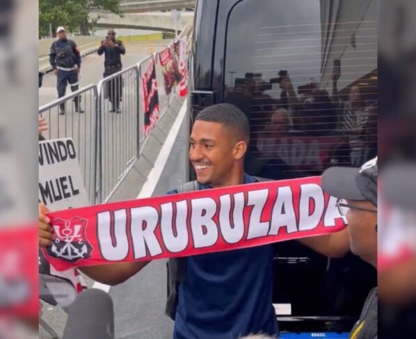 Foto colorida de Samuel Lino, novo jogador do Flamengo, em desembarque no Rio de Janeiro