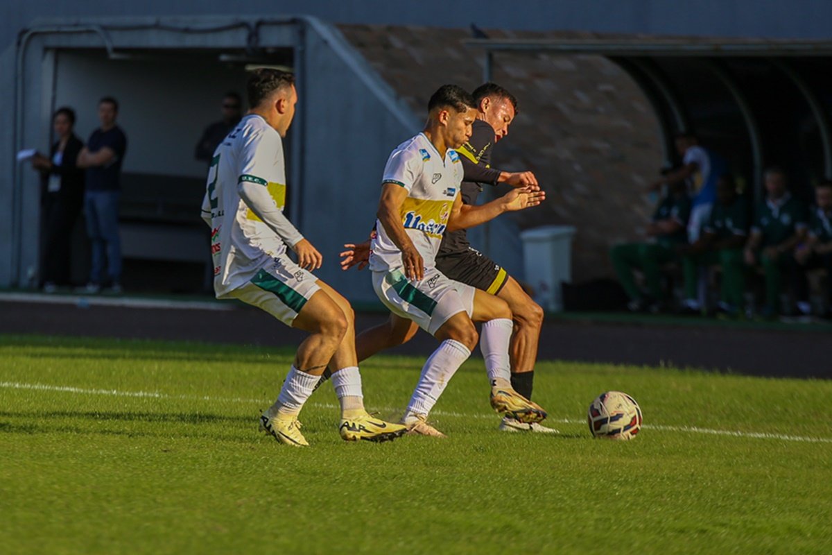 Disputa intensa entre jogadores de FC Cascavel e Uberlândia na Série D