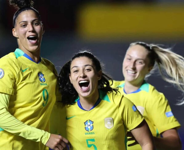 Jogadoras do Brasil comemoram gol na Copa América