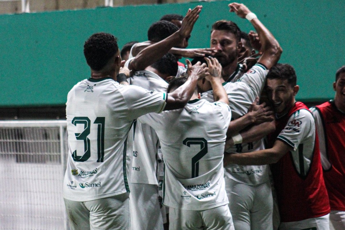 Jogadores do Manaus comemoram gol e vitória contra Humaitá na Série D