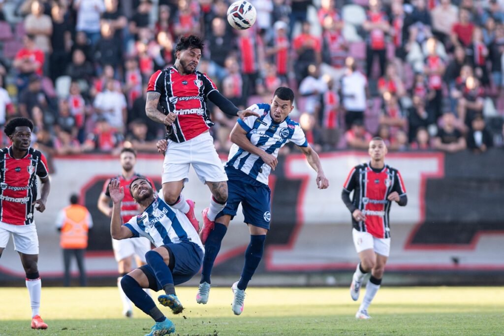 Jogadores de Joinville e São José disputam bola na 13ª Rodada da Série D