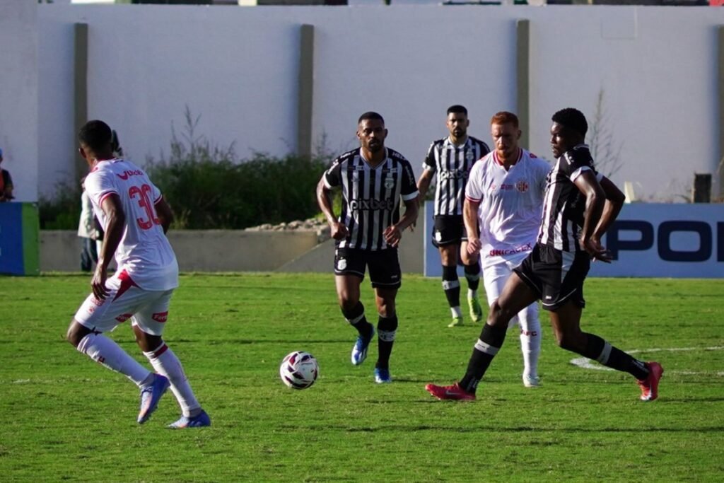Jogadores de Treze-PB e América de Natal-RN disputam bola na Série D