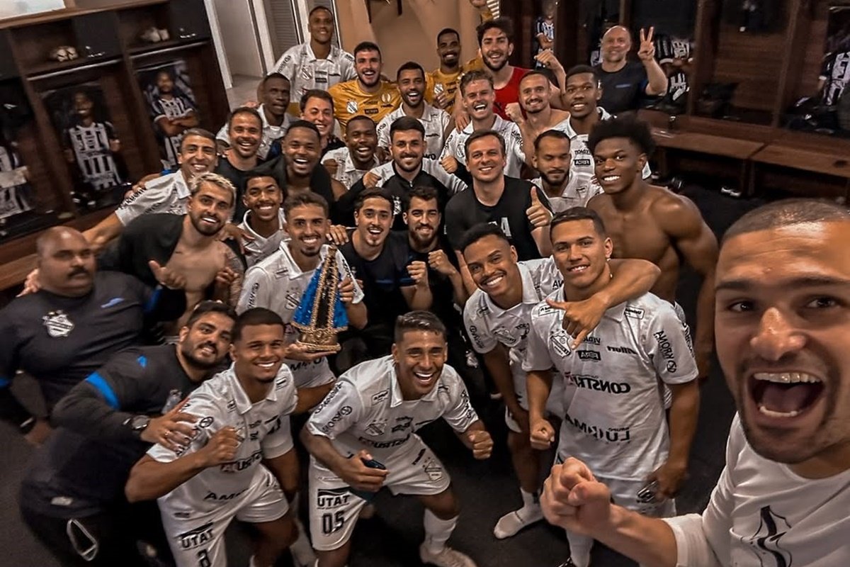 Jogadores do Inter de Limeira comemoram vitória na Série D