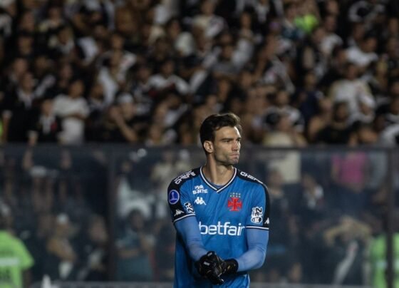 Foto colorida de Léo Jardim, goleiro do Vasco - Metrópoles