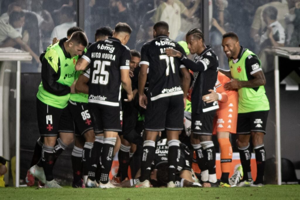 Foto colorida do elenco do Vasco - Metrópoles