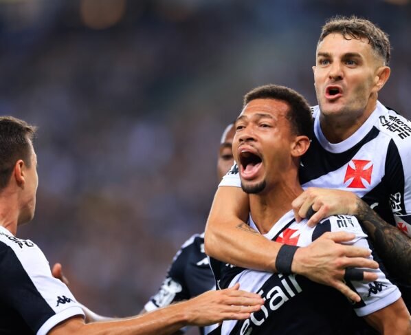 Imagem colorida do jogo entre Fluminense x Vasco