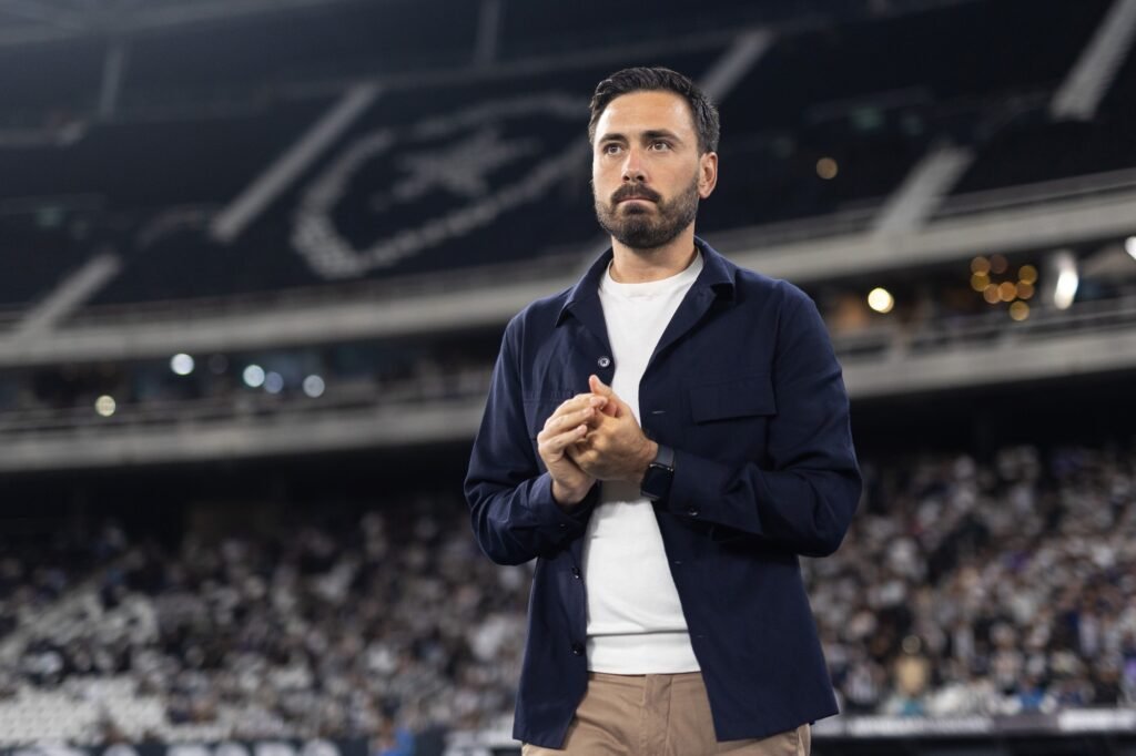 Foto colorida de Davide Ancelotti, treinador do Botafogo - Metrópoles