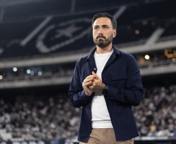 Foto colorida de Davide Ancelotti, treinador do Botafogo - Metrópoles